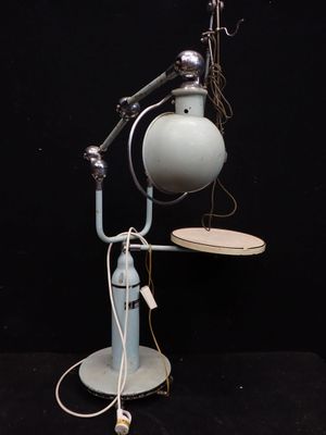 une lampe posée sur une table