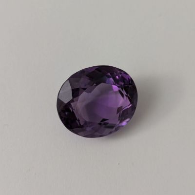 des pierres précieuses améthystes sur un fond blanc