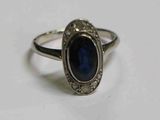 Gros plan sur une bague contenant une pierre bleue