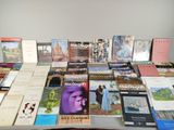 beaucoup de livres posés sur une table