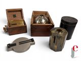 quatre types différents de microscopes dans une boîte en bois