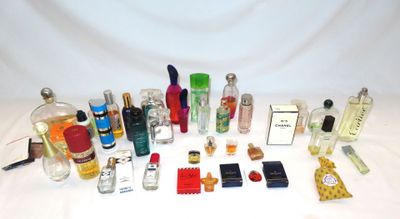 plusieurs types de flacons de parfum sur la table