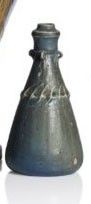 deux vases placés l'un à côté de l'autre sur une table
