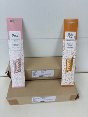 deux boîtes de savon posées l'une à côté de l'autre sur un comptoir