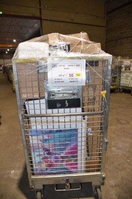 un chariot rempli de cartons