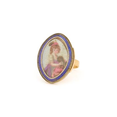 un gros plan d'une bague sur laquelle figure l'image d'une femme