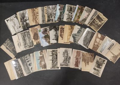 un grand nombre de cartes postales anciennes qui se trouvent sur la table