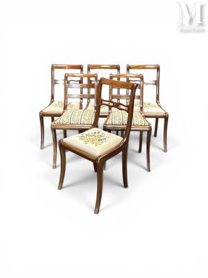 quatre chaises et un tabouret dans une pièce sur fond blanc