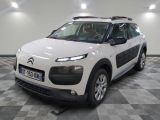 une voiture blanche garée dans une pièce