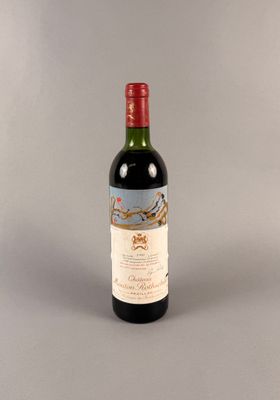 une bouteille de vin posée sur une table