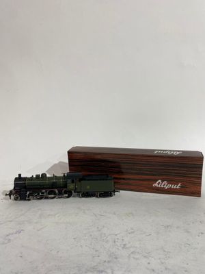 une image représentant un petit train sur une surface blanche, avec une boîte en arrière-plan