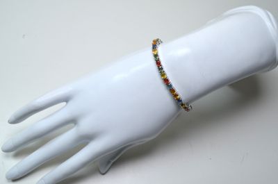 Un bracelet ajustable en argent serti en ligne de 6 cts env …