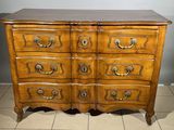une commode ancienne avec un dessus en marbre et des poignées en laiton