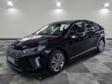 la voiture noire est garée sur un sol en damier dans le garage