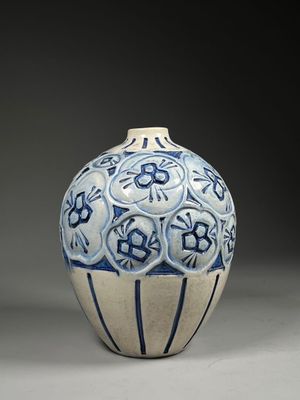 Edmond LACHENAL (1855-1948). VASE à décor de fleurs stylisée…