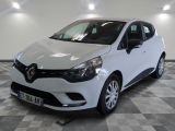 la voiture blanche est garée sur un sol en damier dans le garage