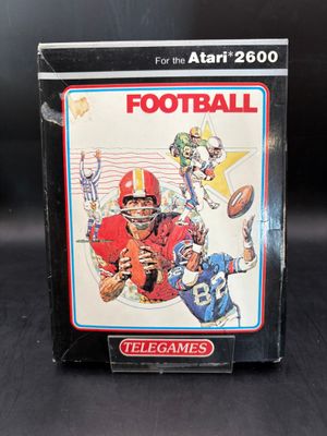 un gros plan sur une boîte sur laquelle figure un match de football