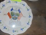 une assiette sur laquelle est représenté un drapeau, posée sur une table