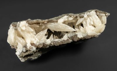 un gros plan d'un morceau de roche recouvert de cristaux blancs