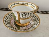 tasse à thé et soucoupe ornées d’une bordure dorée et d’un motif floral