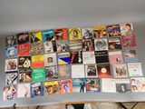 une grande collection de CD de musique accrochés au mur