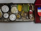 une boîte contenant de nombreux objets différents, posée sur une table
