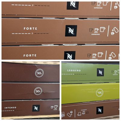 Plusieurs cartons contenant différents types d'appareils électroniques sont empilés les uns sur les autres.
