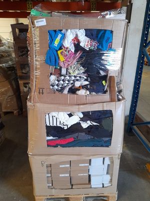boîtes empilées dans un entrepôt
