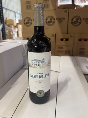 une bouteille de vin posée sur une table devant des boîtes