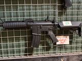 une arme exposée dans une vitrine grillagée