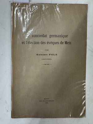 un vieux livre posé sur une table recouverte d'un film plastique