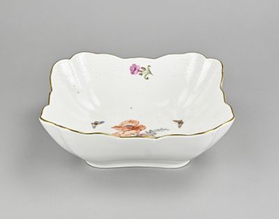 une image représentant un bol blanc orné d'une bordure dorée et de fleurs