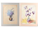 deux tableaux représentant des fleurs dans un vase, l'un à gauche et l'autre à droite