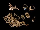 Plusieurs types de bijoux sont présentés sur un fond noir