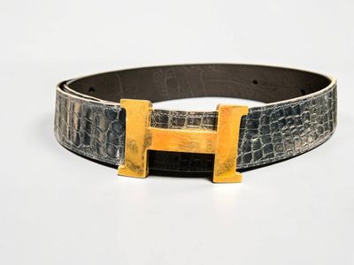HERMÈS Ceinture de dame en cuir façon croco noir, boucle H e…