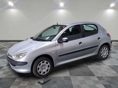 la photo d'une voiture argentée garée dans un garage