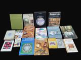 plusieurs livres posés ensemble sur une table