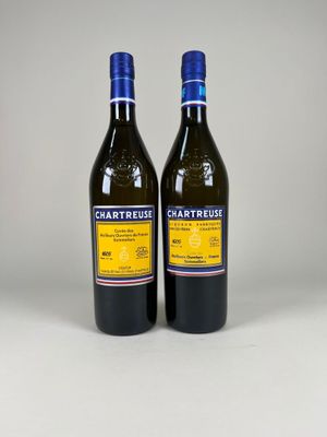 deux bouteilles d'huile d'olive extra vierge « Charfreue » sur fond blanc