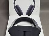 une boîte ouverte sur laquelle est posé un casque audio