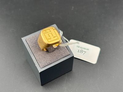 une image représentant une bague en or à laquelle est attachée une étiquette