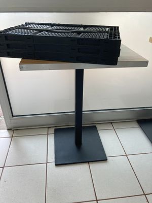 une boîte noire posée sur une table