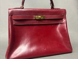 un sac à main en cuir rouge sur fond gris