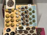 beaucoup de boutons dans une boîte posée sur une table