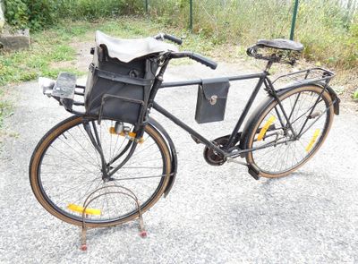 un vélo garé sur le bord de la route