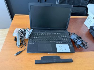 un ordinateur portable posé sur un bureau en bois