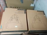 deux boîtes sur lesquelles figurent des dessins représentant un bébé dans un berceau