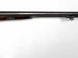 un vieux pistolet accroché au mur d'une pièce blanche
