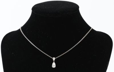 un collier avec un pendentif en forme de larme autour du cou d'un mannequin