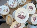 beaucoup d'assiettes et de bols sur la table