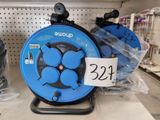 un tuyau gonflable bleu posé sur une étagère dans un magasin
